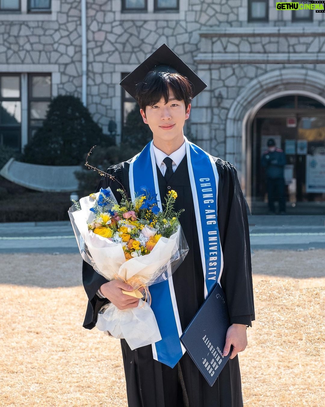 Jeong Young-han - 11.3K Likes - 2015.3~2022.2🎓
극적인 조기졸업 작전 덕에
8년 차 학부 신세는 면했습니다.
⠀
우여곡절 많았던 3년 만의 입시
예상치 못했던 6년 만의 입사
⠀
결국 늘 제자리를 찾아 갔기에
감사하기 그지 없으나
앞으로는 얼마나 더 파란만장 할지요.
⠀
과정에 함께 해주신 모두에게 감사하며
저도 이제 방학 없는 삶을 시작합니다!
⠀
😂
