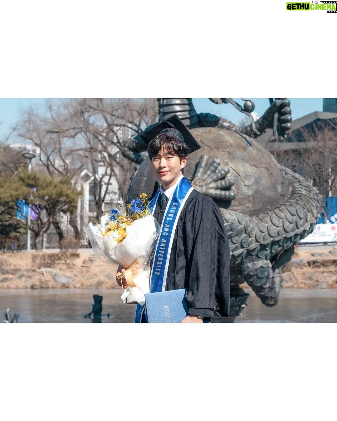 Jeong Young-han - 11.3K Likes - 2015.3~2022.2🎓
극적인 조기졸업 작전 덕에
8년 차 학부 신세는 면했습니다.
⠀
우여곡절 많았던 3년 만의 입시
예상치 못했던 6년 만의 입사
⠀
결국 늘 제자리를 찾아 갔기에
감사하기 그지 없으나
앞으로는 얼마나 더 파란만장 할지요.
⠀
과정에 함께 해주신 모두에게 감사하며
저도 이제 방학 없는 삶을 시작합니다!
⠀
😂