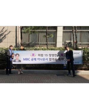 Jeong Young-han Instagram - 2015.3~2022.2🎓
극적인 조기졸업 작전 덕에
8년 차 학부 신세는 면했습니다.
⠀
우여곡절 많았던 3년 만의 입시
예상치 못했던 6년 만의 입사
⠀
결국 늘 제자리를 찾아 갔기에
감사하기 그지 없으나
앞으로는 얼마나 더 파란만장 할지요.
⠀
과정에 함께 해주신 모두에게 감사하며
저도 이제 방학 없는 삶을 시작합니다!
⠀
😂