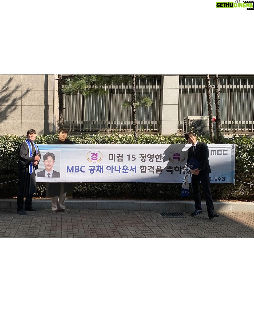 Jeong Young-han - 11.3K Likes - 2015.3~2022.2🎓
극적인 조기졸업 작전 덕에
8년 차 학부 신세는 면했습니다.
⠀
우여곡절 많았던 3년 만의 입시
예상치 못했던 6년 만의 입사
⠀
결국 늘 제자리를 찾아 갔기에
감사하기 그지 없으나
앞으로는 얼마나 더 파란만장 할지요.
⠀
과정에 함께 해주신 모두에게 감사하며
저도 이제 방학 없는 삶을 시작합니다!
⠀
😂