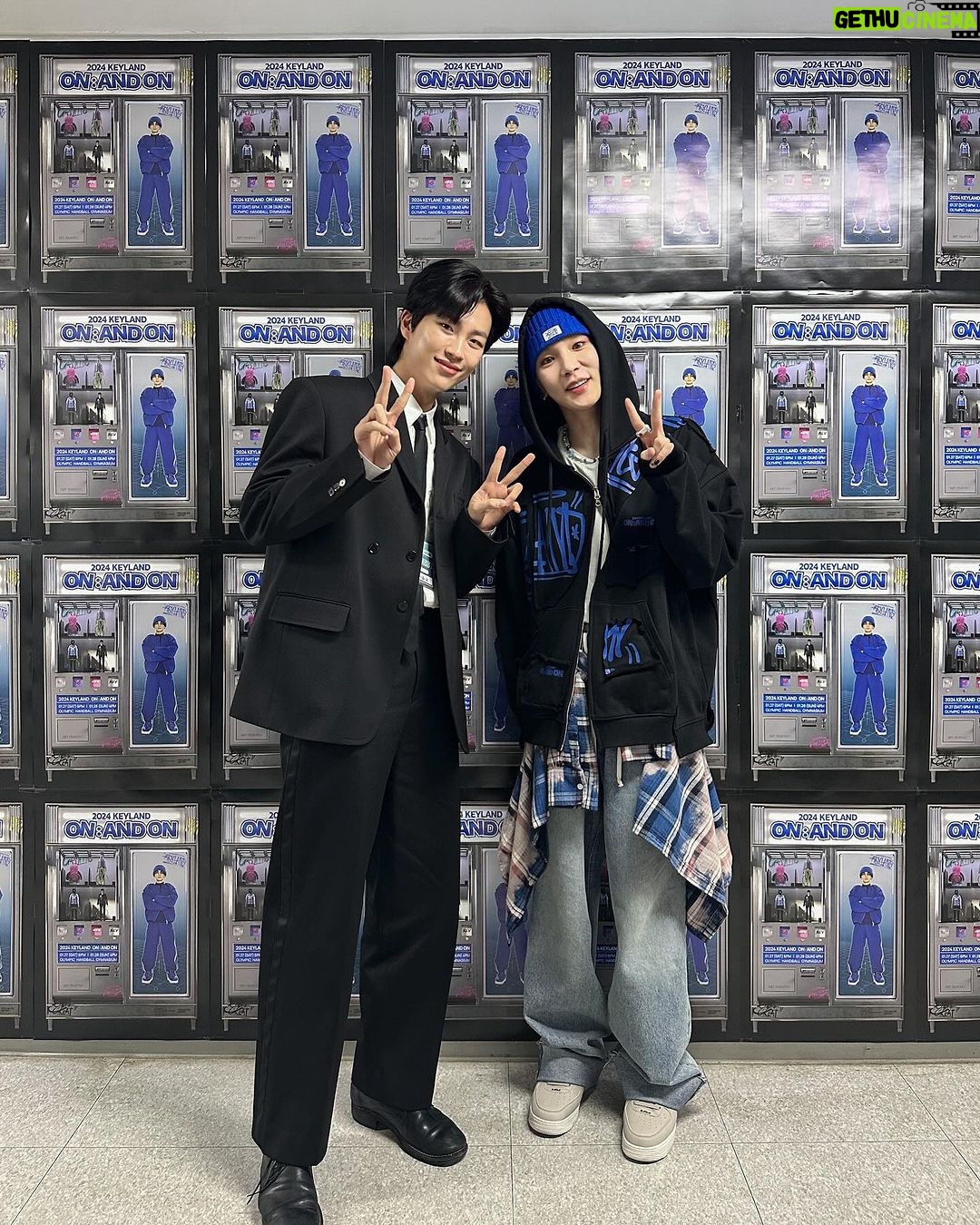 Jeong Young-han - 3.8K Likes - 첫 예능 출연
첫 단독 콘서트 있었던 날
첫 공연 초청
첫 전광판 샤라웃까지..
이 모든 것을 열어준 만능열쇠 @bumkeyk
사실, 하고 싶은 거 해나가면서도
묘한 권태감에 사로잡히던 요즘인데
공연 전 파이팅에서부터 이미 전율이 돋았다
일에 대한 진심&팔색조 매력에
번아웃 예방접종 완🔥