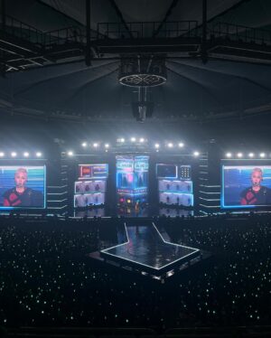 Jeong Young-han Instagram - 첫 예능 출연
첫 단독 콘서트 있었던 날
첫 공연 초청
첫 전광판 샤라웃까지..

이 모든 것을 열어준 만능열쇠 @bumkeyk 

사실, 하고 싶은 거 해나가면서도 
묘한 권태감에 사로잡히던 요즘인데
공연 전 파이팅에서부터 이미 전율이 돋았다

일에 대한 진심&팔색조 매력에 
번아웃 예방접종 완🔥