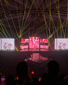 Jeong Young-han Instagram - 첫 예능 출연 첫 단독 콘서트 있었던 날 첫 공연 초청 첫 전광판 샤라웃까지.. 이 모든 것을 열어준 만능열쇠 @bumkeyk 사실, 하고 싶은 거 해나가면서도 묘한 권태감에 사로잡히던 요즘인데 공연 전 파이팅에서부터 이미 전율이 돋았다 일에 대한 진심&팔색조 매력에 번아웃 예방접종 완🔥