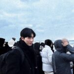 Jeong Young-han Instagram - 쓸데없는 일을 잔뜩 벌이기로 결심한 2024 2023의 마지막 라디오 뉴스 중 동해에서 해돋이 구경이 어렵겠다는 말에 괜히 더 몸이 근질거렸다. 못 볼 걸 알면서도 정동진으로 향했고 역시나 일출 사냥은 실패했지만, 인상을 찌푸리거나 실망하는 사람은 없었다. 눈에 담지 못했을 뿐, 오늘 그곳에 있던 모두가 눈부신 새해를 맞았다.