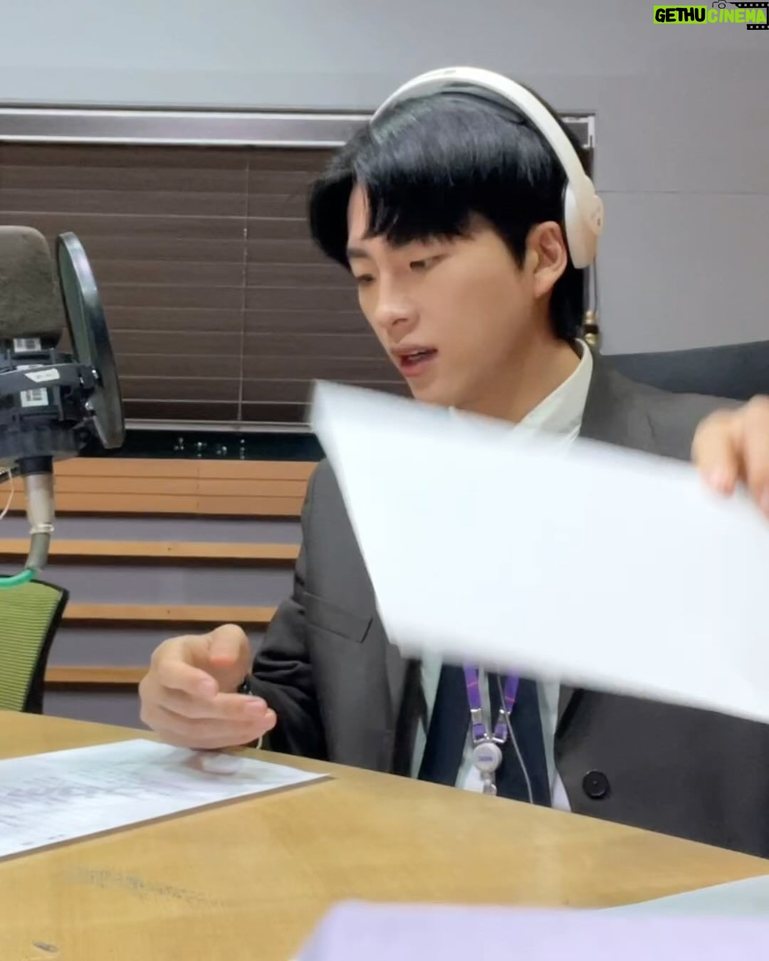 Jeong Young-han - 3.6K Likes - 쓸데없는 일을 잔뜩 벌이기로 결심한 2024
2023의 마지막 라디오 뉴스 중
동해에서 해돋이 구경이 어렵겠다는 말에
괜히 더 몸이 근질거렸다.
못 볼 걸 알면서도 정동진으로 향했고
역시나 일출 사냥은 실패했지만, 인상을 찌푸리거나
실망하는 사람은 없었다. 눈에 담지 못했을 뿐,
오늘 그곳에 있던 모두가 눈부신 새해를 맞았다.