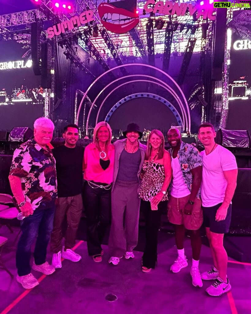 Jeremy Hudson Instagram - These last few Summer Carnival stops have been some of my favs… magical… and so much LOVE !! Not to mention my mama finally was able to see the show, last slide really sums it up 🥲🩵 #summercarnivaltour