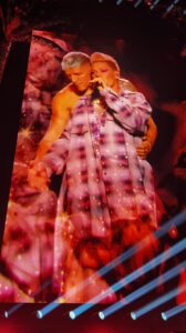 Jeremy Hudson Instagram - The European Run is nearing it’s end, and what an experience it has been! Forever Grateful and proud to be doing what I do with these beautiful people. This woman, her voice, and her power creates ripples anywhere and everywhere she goes. It’s an honor to share the stage with you @pink See ya soon Warsaw 🩵 Video by @miroartistry