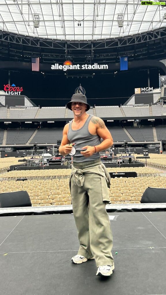 Jeremy Hudson Instagram - I guess you can teach an old dog new tricks 🤪 Thanks @hingaflips ( and @tracyshibata for the epic filming ) … when in Vegas 🤷🏻‍♂️🎪 #summercarnivaltour Allegiant Stadium