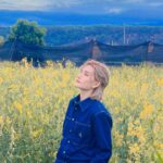 Jeremy Lee Instagram - 《獨角獸之戀》 這首歌本來不是在今年預期會出的一首歌 但是是在年中左右寫好的歌 本來想說可能作為明年第一首歌 但是內心深處總感覺 這首歌是需要擺在今年出的一個結局 首歌本來只是想說一對情侶甜甜蜜蜜 開開心心 但最後卻可以發展成一首表白Unicornsss的歌 也是很神奇的 ❤️ 本來寫的時候只是寫了chorus 然後亂哼的歌詞也是 U&I 後來就想說 這首歌就叫《U&I》 當我想要完整這首歌的時候 發現怎麼寫都不好聽 寫不出好的旋律讓這首歌完整 所以就求救了 吳林峰 @ntl.fung 第二次合作寫歌了 這次依舊都是百分百相信他 還是很感謝他 馬上答應了我 然後寫出這麼好的歌 我記得他寫的時候 有很多畫面的 那些畫面就靠他跟大家分享了 😂😂😂 然後依然要謝謝carl叔叔 @wongsheungchuncarl 對於這首歌 carl叔也是很支持我去做 覺得試多點風格 是好事 也可以鍛鍊自己 我其實不怎麼會唱R&B 也是Carl叔慢慢教導我 要冷靜的唱 感受節奏 不要著急 一開始錄的時候也總是會搶拍 捉不准拍子 好在錄第二次的時候 加上有練習 感覺好了很多 也真心希望這首歌 也可以給大家再看到 或許我也可以做這種風格 不管怎麼樣都好 有一個全力支持自己的監製 是很幸福的事情❤️ 還要謝謝填詞的Oscar @oscarlee 第一次看到這份詞的時候就很喜歡了 看多第二次的時候 發現他把之前的solo歌 都放在這一首歌裡面 真的很厲害 其實在很久之前都想合作了 一直在等待一個機會 這首歌可以開始做的時候 就馬上連絡了Oscar 然後好像沒幾天就寫好了這份詞 看到大家都找了他放在歌詞裡面的小驚喜 很開心 ❤️ 然後要謝謝台灣的拍攝團隊 本來Mv要在台北拍攝 但是因為剛好拍攝那幾天 台北下雨 天氣很不好 拍不到想要的畫面 導演組他們就馬上去台中找景 定好拍攝行程 也就幾天內的事情 感謝大家對這個mv那麼上心 也感謝拍的那麼好看 ❤️ 台中那天還住了溫泉酒店 順便泡了一下溫泉 開心 然後謝謝Am Yu @yuhwy09 化妝 @mayling_s 髮型 @lydiayung_ 服裝 @pipa.creative @pinkykxx @rachiii 感謝大家的照顧 ❤️ 另外這首歌真的也是很想感謝Unicornsss 今年做了很多很多事情 回頭一想很多大事 都是今年做的 但是總感覺好像是上年完成的一樣 但每一樣都有你們的陪伴 所以這首歌 很值得用來感謝你們 正如在Mv寫的一樣 永遠在一起吧❤️🦄 #獨角獸之戀