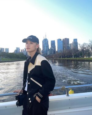 Jeremy Lee Instagram - 到香港啦 
有小小唔捨得 
但總有機會再去下一個旅程 
對吧？

繼續努力工作
咁先可以係下一個旅程
再好好放鬆 

#期待節目出街 #等下先