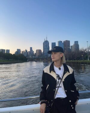 Jeremy Lee Instagram - 到香港啦 
有小小唔捨得 
但總有機會再去下一個旅程 
對吧？

繼續努力工作
咁先可以係下一個旅程
再好好放鬆 

#期待節目出街 #等下先