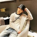 Jeremy Lee Instagram – 又可以飛 真係好開心
上一次去澳洲 已經係返學嘅時候
隔左咁多年 又可以黎玩
最緊要係可以12個一起去玩 
呢兩日都去左好多地方啦🤣
希望快d出街 俾你地睇啦
記得到時候睇團綜啦 🥰

都要多謝香港機場貼心嘅安排 
Thank you so much ❤️
@hongkongairport 

大家中秋快樂 🥮

#hkia #hongkongairport 
#香港國際機場