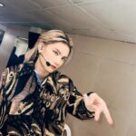 Jeremy Lee Instagram - Catch a Vibe 新鮮滾熱辣 Live 好久都沒有12個人上舞台了 這次歌曲 相信無論是監製Tma 還是排舞師 Beep都擺了很多心思 不知道你們喜歡這首歌嗎？ 接下來快要5週年 見大家的機會更加多了 我很期待 到時候見啦 ❤️ #我試左最新的韓式自拍 #要掌握一下