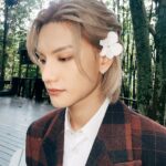 Jeremy Lee Instagram - 《獨角獸之戀》 這首歌本來不是在今年預期會出的一首歌 但是是在年中左右寫好的歌 本來想說可能作為明年第一首歌 但是內心深處總感覺 這首歌是需要擺在今年出的一個結局 首歌本來只是想說一對情侶甜甜蜜蜜 開開心心 但最後卻可以發展成一首表白Unicornsss的歌 也是很神奇的 ❤️ 本來寫的時候只是寫了chorus 然後亂哼的歌詞也是 U&I 後來就想說 這首歌就叫《U&I》 當我想要完整這首歌的時候 發現怎麼寫都不好聽 寫不出好的旋律讓這首歌完整 所以就求救了 吳林峰 @ntl.fung 第二次合作寫歌了 這次依舊都是百分百相信他 還是很感謝他 馬上答應了我 然後寫出這麼好的歌 我記得他寫的時候 有很多畫面的 那些畫面就靠他跟大家分享了 😂😂😂 然後依然要謝謝carl叔叔 @wongsheungchuncarl 對於這首歌 carl叔也是很支持我去做 覺得試多點風格 是好事 也可以鍛鍊自己 我其實不怎麼會唱R&B 也是Carl叔慢慢教導我 要冷靜的唱 感受節奏 不要著急 一開始錄的時候也總是會搶拍 捉不准拍子 好在錄第二次的時候 加上有練習 感覺好了很多 也真心希望這首歌 也可以給大家再看到 或許我也可以做這種風格 不管怎麼樣都好 有一個全力支持自己的監製 是很幸福的事情❤️ 還要謝謝填詞的Oscar @oscarlee 第一次看到這份詞的時候就很喜歡了 看多第二次的時候 發現他把之前的solo歌 都放在這一首歌裡面 真的很厲害 其實在很久之前都想合作了 一直在等待一個機會 這首歌可以開始做的時候 就馬上連絡了Oscar 然後好像沒幾天就寫好了這份詞 看到大家都找了他放在歌詞裡面的小驚喜 很開心 ❤️ 然後要謝謝台灣的拍攝團隊 本來Mv要在台北拍攝 但是因為剛好拍攝那幾天 台北下雨 天氣很不好 拍不到想要的畫面 導演組他們就馬上去台中找景 定好拍攝行程 也就幾天內的事情 感謝大家對這個mv那麼上心 也感謝拍的那麼好看 ❤️ 台中那天還住了溫泉酒店 順便泡了一下溫泉 開心 然後謝謝Am Yu @yuhwy09 化妝 @mayling_s 髮型 @lydiayung_ 服裝 @pipa.creative @pinkykxx @rachiii 感謝大家的照顧 ❤️ 另外這首歌真的也是很想感謝Unicornsss 今年做了很多很多事情 回頭一想很多大事 都是今年做的 但是總感覺好像是上年完成的一樣 但每一樣都有你們的陪伴 所以這首歌 很值得用來感謝你們 正如在Mv寫的一樣 永遠在一起吧❤️🦄 #獨角獸之戀