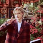 Jeremy Lee Instagram - 《獨角獸之戀》 這首歌本來不是在今年預期會出的一首歌 但是是在年中左右寫好的歌 本來想說可能作為明年第一首歌 但是內心深處總感覺 這首歌是需要擺在今年出的一個結局 首歌本來只是想說一對情侶甜甜蜜蜜 開開心心 但最後卻可以發展成一首表白Unicornsss的歌 也是很神奇的 ❤️ 本來寫的時候只是寫了chorus 然後亂哼的歌詞也是 U&I 後來就想說 這首歌就叫《U&I》 當我想要完整這首歌的時候 發現怎麼寫都不好聽 寫不出好的旋律讓這首歌完整 所以就求救了 吳林峰 @ntl.fung 第二次合作寫歌了 這次依舊都是百分百相信他 還是很感謝他 馬上答應了我 然後寫出這麼好的歌 我記得他寫的時候 有很多畫面的 那些畫面就靠他跟大家分享了 😂😂😂 然後依然要謝謝carl叔叔 @wongsheungchuncarl 對於這首歌 carl叔也是很支持我去做 覺得試多點風格 是好事 也可以鍛鍊自己 我其實不怎麼會唱R&B 也是Carl叔慢慢教導我 要冷靜的唱 感受節奏 不要著急 一開始錄的時候也總是會搶拍 捉不准拍子 好在錄第二次的時候 加上有練習 感覺好了很多 也真心希望這首歌 也可以給大家再看到 或許我也可以做這種風格 不管怎麼樣都好 有一個全力支持自己的監製 是很幸福的事情❤️ 還要謝謝填詞的Oscar @oscarlee 第一次看到這份詞的時候就很喜歡了 看多第二次的時候 發現他把之前的solo歌 都放在這一首歌裡面 真的很厲害 其實在很久之前都想合作了 一直在等待一個機會 這首歌可以開始做的時候 就馬上連絡了Oscar 然後好像沒幾天就寫好了這份詞 看到大家都找了他放在歌詞裡面的小驚喜 很開心 ❤️ 然後要謝謝台灣的拍攝團隊 本來Mv要在台北拍攝 但是因為剛好拍攝那幾天 台北下雨 天氣很不好 拍不到想要的畫面 導演組他們就馬上去台中找景 定好拍攝行程 也就幾天內的事情 感謝大家對這個mv那麼上心 也感謝拍的那麼好看 ❤️ 台中那天還住了溫泉酒店 順便泡了一下溫泉 開心 然後謝謝Am Yu @yuhwy09 化妝 @mayling_s 髮型 @lydiayung_ 服裝 @pipa.creative @pinkykxx @rachiii 感謝大家的照顧 ❤️ 另外這首歌真的也是很想感謝Unicornsss 今年做了很多很多事情 回頭一想很多大事 都是今年做的 但是總感覺好像是上年完成的一樣 但每一樣都有你們的陪伴 所以這首歌 很值得用來感謝你們 正如在Mv寫的一樣 永遠在一起吧❤️🦄 #獨角獸之戀