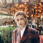 Jeremy Lee Instagram - 《獨角獸之戀》 這首歌本來不是在今年預期會出的一首歌 但是是在年中左右寫好的歌 本來想說可能作為明年第一首歌 但是內心深處總感覺 這首歌是需要擺在今年出的一個結局 首歌本來只是想說一對情侶甜甜蜜蜜 開開心心 但最後卻可以發展成一首表白Unicornsss的歌 也是很神奇的 ❤️ 本來寫的時候只是寫了chorus 然後亂哼的歌詞也是 U&I 後來就想說 這首歌就叫《U&I》 當我想要完整這首歌的時候 發現怎麼寫都不好聽 寫不出好的旋律讓這首歌完整 所以就求救了 吳林峰 @ntl.fung 第二次合作寫歌了 這次依舊都是百分百相信他 還是很感謝他 馬上答應了我 然後寫出這麼好的歌 我記得他寫的時候 有很多畫面的 那些畫面就靠他跟大家分享了 😂😂😂 然後依然要謝謝carl叔叔 @wongsheungchuncarl 對於這首歌 carl叔也是很支持我去做 覺得試多點風格 是好事 也可以鍛鍊自己 我其實不怎麼會唱R&B 也是Carl叔慢慢教導我 要冷靜的唱 感受節奏 不要著急 一開始錄的時候也總是會搶拍 捉不准拍子 好在錄第二次的時候 加上有練習 感覺好了很多 也真心希望這首歌 也可以給大家再看到 或許我也可以做這種風格 不管怎麼樣都好 有一個全力支持自己的監製 是很幸福的事情❤️ 還要謝謝填詞的Oscar @oscarlee 第一次看到這份詞的時候就很喜歡了 看多第二次的時候 發現他把之前的solo歌 都放在這一首歌裡面 真的很厲害 其實在很久之前都想合作了 一直在等待一個機會 這首歌可以開始做的時候 就馬上連絡了Oscar 然後好像沒幾天就寫好了這份詞 看到大家都找了他放在歌詞裡面的小驚喜 很開心 ❤️ 然後要謝謝台灣的拍攝團隊 本來Mv要在台北拍攝 但是因為剛好拍攝那幾天 台北下雨 天氣很不好 拍不到想要的畫面 導演組他們就馬上去台中找景 定好拍攝行程 也就幾天內的事情 感謝大家對這個mv那麼上心 也感謝拍的那麼好看 ❤️ 台中那天還住了溫泉酒店 順便泡了一下溫泉 開心 然後謝謝Am Yu @yuhwy09 化妝 @mayling_s 髮型 @lydiayung_ 服裝 @pipa.creative @pinkykxx @rachiii 感謝大家的照顧 ❤️ 另外這首歌真的也是很想感謝Unicornsss 今年做了很多很多事情 回頭一想很多大事 都是今年做的 但是總感覺好像是上年完成的一樣 但每一樣都有你們的陪伴 所以這首歌 很值得用來感謝你們 正如在Mv寫的一樣 永遠在一起吧❤️🦄 #獨角獸之戀