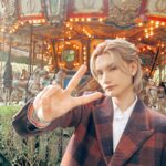 Jeremy Lee Instagram - 《獨角獸之戀》 這首歌本來不是在今年預期會出的一首歌 但是是在年中左右寫好的歌 本來想說可能作為明年第一首歌 但是內心深處總感覺 這首歌是需要擺在今年出的一個結局 首歌本來只是想說一對情侶甜甜蜜蜜 開開心心 但最後卻可以發展成一首表白Unicornsss的歌 也是很神奇的 ❤️ 本來寫的時候只是寫了chorus 然後亂哼的歌詞也是 U&I 後來就想說 這首歌就叫《U&I》 當我想要完整這首歌的時候 發現怎麼寫都不好聽 寫不出好的旋律讓這首歌完整 所以就求救了 吳林峰 @ntl.fung 第二次合作寫歌了 這次依舊都是百分百相信他 還是很感謝他 馬上答應了我 然後寫出這麼好的歌 我記得他寫的時候 有很多畫面的 那些畫面就靠他跟大家分享了 😂😂😂 然後依然要謝謝carl叔叔 @wongsheungchuncarl 對於這首歌 carl叔也是很支持我去做 覺得試多點風格 是好事 也可以鍛鍊自己 我其實不怎麼會唱R&B 也是Carl叔慢慢教導我 要冷靜的唱 感受節奏 不要著急 一開始錄的時候也總是會搶拍 捉不准拍子 好在錄第二次的時候 加上有練習 感覺好了很多 也真心希望這首歌 也可以給大家再看到 或許我也可以做這種風格 不管怎麼樣都好 有一個全力支持自己的監製 是很幸福的事情❤️ 還要謝謝填詞的Oscar @oscarlee 第一次看到這份詞的時候就很喜歡了 看多第二次的時候 發現他把之前的solo歌 都放在這一首歌裡面 真的很厲害 其實在很久之前都想合作了 一直在等待一個機會 這首歌可以開始做的時候 就馬上連絡了Oscar 然後好像沒幾天就寫好了這份詞 看到大家都找了他放在歌詞裡面的小驚喜 很開心 ❤️ 然後要謝謝台灣的拍攝團隊 本來Mv要在台北拍攝 但是因為剛好拍攝那幾天 台北下雨 天氣很不好 拍不到想要的畫面 導演組他們就馬上去台中找景 定好拍攝行程 也就幾天內的事情 感謝大家對這個mv那麼上心 也感謝拍的那麼好看 ❤️ 台中那天還住了溫泉酒店 順便泡了一下溫泉 開心 然後謝謝Am Yu @yuhwy09 化妝 @mayling_s 髮型 @lydiayung_ 服裝 @pipa.creative @pinkykxx @rachiii 感謝大家的照顧 ❤️ 另外這首歌真的也是很想感謝Unicornsss 今年做了很多很多事情 回頭一想很多大事 都是今年做的 但是總感覺好像是上年完成的一樣 但每一樣都有你們的陪伴 所以這首歌 很值得用來感謝你們 正如在Mv寫的一樣 永遠在一起吧❤️🦄 #獨角獸之戀
