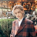 Jeremy Lee Instagram - 《獨角獸之戀》 這首歌本來不是在今年預期會出的一首歌 但是是在年中左右寫好的歌 本來想說可能作為明年第一首歌 但是內心深處總感覺 這首歌是需要擺在今年出的一個結局 首歌本來只是想說一對情侶甜甜蜜蜜 開開心心 但最後卻可以發展成一首表白Unicornsss的歌 也是很神奇的 ❤️ 本來寫的時候只是寫了chorus 然後亂哼的歌詞也是 U&I 後來就想說 這首歌就叫《U&I》 當我想要完整這首歌的時候 發現怎麼寫都不好聽 寫不出好的旋律讓這首歌完整 所以就求救了 吳林峰 @ntl.fung 第二次合作寫歌了 這次依舊都是百分百相信他 還是很感謝他 馬上答應了我 然後寫出這麼好的歌 我記得他寫的時候 有很多畫面的 那些畫面就靠他跟大家分享了 😂😂😂 然後依然要謝謝carl叔叔 @wongsheungchuncarl 對於這首歌 carl叔也是很支持我去做 覺得試多點風格 是好事 也可以鍛鍊自己 我其實不怎麼會唱R&B 也是Carl叔慢慢教導我 要冷靜的唱 感受節奏 不要著急 一開始錄的時候也總是會搶拍 捉不准拍子 好在錄第二次的時候 加上有練習 感覺好了很多 也真心希望這首歌 也可以給大家再看到 或許我也可以做這種風格 不管怎麼樣都好 有一個全力支持自己的監製 是很幸福的事情❤️ 還要謝謝填詞的Oscar @oscarlee 第一次看到這份詞的時候就很喜歡了 看多第二次的時候 發現他把之前的solo歌 都放在這一首歌裡面 真的很厲害 其實在很久之前都想合作了 一直在等待一個機會 這首歌可以開始做的時候 就馬上連絡了Oscar 然後好像沒幾天就寫好了這份詞 看到大家都找了他放在歌詞裡面的小驚喜 很開心 ❤️ 然後要謝謝台灣的拍攝團隊 本來Mv要在台北拍攝 但是因為剛好拍攝那幾天 台北下雨 天氣很不好 拍不到想要的畫面 導演組他們就馬上去台中找景 定好拍攝行程 也就幾天內的事情 感謝大家對這個mv那麼上心 也感謝拍的那麼好看 ❤️ 台中那天還住了溫泉酒店 順便泡了一下溫泉 開心 然後謝謝Am Yu @yuhwy09 化妝 @mayling_s 髮型 @lydiayung_ 服裝 @pipa.creative @pinkykxx @rachiii 感謝大家的照顧 ❤️ 另外這首歌真的也是很想感謝Unicornsss 今年做了很多很多事情 回頭一想很多大事 都是今年做的 但是總感覺好像是上年完成的一樣 但每一樣都有你們的陪伴 所以這首歌 很值得用來感謝你們 正如在Mv寫的一樣 永遠在一起吧❤️🦄 #獨角獸之戀