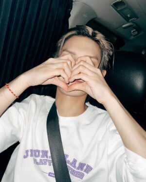 Jeremy Lee Instagram - 第十五場啦 ❤️
聽日就係香港站最後一場啦 🥲
今日已經有種掛住呢個show嘅感覺 
但係明明仲做緊😂
點都好 
有你地係度 真係幾多場都唔夠 🦄
好啦 
聽日見啦 
尾場 第十六場的朋友❤️

#mirrorweare #mirrorfeelthepassionconcerttour2024