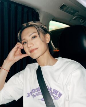 Jeremy Lee Instagram - 第十五場啦 ❤️
聽日就係香港站最後一場啦 🥲
今日已經有種掛住呢個show嘅感覺 
但係明明仲做緊😂
點都好 
有你地係度 真係幾多場都唔夠 🦄
好啦 
聽日見啦 
尾場 第十六場的朋友❤️

#mirrorweare #mirrorfeelthepassionconcerttour2024