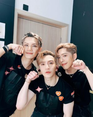 Jeremy Lee Instagram - .
補返尋日嘅合照💃🏻

「外星三少女」重返地球！！🌍💖