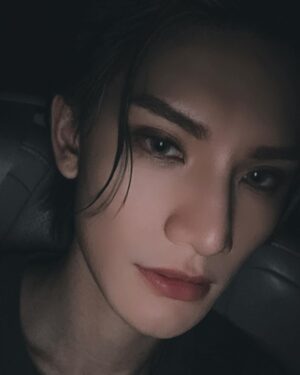 Jeremy Lee Instagram - 第十三場啦
但係我地外星三少女竟然唔記得影相 🫠
feeling feeling so sad 
唔緊要 今日用自拍代替😂
聽日再補返啦 
第十四場嘅朋友 
聽日見❤️

#mirrorweare #mirrorfeelthepassionconcerttour2024