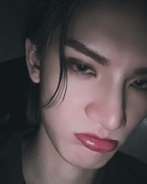 Jeremy Lee Instagram - 第十三場啦
但係我地外星三少女竟然唔記得影相 🫠
feeling feeling so sad 
唔緊要 今日用自拍代替😂
聽日再補返啦 
第十四場嘅朋友 
聽日見❤️

#mirrorweare #mirrorfeelthepassionconcerttour2024