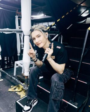 Jeremy Lee Instagram - 第十一場啦
越來越能夠在舞台上享受大家的熱情 
本身想下一場先po巨豬 
但係想到12場要俾特別嘅12人
儀式感都係要d😂

其實一直都想同呢個人做一個舞台 
但係好似一直都冇咩機會咁
一開始做fever嘅時候 
會覺得 如果都係自己一個做 件事會好悶 
有一個合作似乎可以令到整件事更加好
所以當由同姜濤兒合作 
變同大表哥提出合作嘅時候 
都開心 兩個都係想合作嘅對象 ❤️

當然大家一開始傾呢個表演 
目標已經好明確 我同巨龍風格上都真係好大分別 
而呢個分別我確信係會好好睇 
練習嘅時候 本身排舞俾宜家呢個版本更加辣🫣
後來改左小小 令到件事更加balance 

其實巨龍兄佢真係痴線㗎
係我地去完日本返黎之後 佢就開始節食 跑步
一路見到佢由大叔 變翻 v臉靚仔 真係靠努力同堅持 
我自問我做唔到 平時做Gym已經好辛苦 
但係佢真係一早起身跑步 跑完之後再做gym 地獄訓練
而去到真係呢個表演出現嘅時候
大家反應好好 我都覺得好開心 
因為有佢嘅堅持 呢個表演先可以更加有特色 
用返we all are歌詞 
真心的栽種最後會結果 
當然啦 屬於巨豬嘅舞台我相信不會只有這一個 
希望下次可以更加精彩❤️

咁我地12場再見啦 ❤️🚀

#mirrorweare #mirrorfeelthepassionconcerttour2024