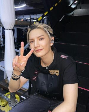 Jeremy Lee Instagram - 第十一場啦
越來越能夠在舞台上享受大家的熱情 
本身想下一場先po巨豬 
但係想到12場要俾特別嘅12人
儀式感都係要d😂

其實一直都想同呢個人做一個舞台 
但係好似一直都冇咩機會咁
一開始做fever嘅時候 
會覺得 如果都係自己一個做 件事會好悶 
有一個合作似乎可以令到整件事更加好
所以當由同姜濤兒合作 
變同大表哥提出合作嘅時候 
都開心 兩個都係想合作嘅對象 ❤️

當然大家一開始傾呢個表演 
目標已經好明確 我同巨龍風格上都真係好大分別 
而呢個分別我確信係會好好睇 
練習嘅時候 本身排舞俾宜家呢個版本更加辣🫣
後來改左小小 令到件事更加balance 

其實巨龍兄佢真係痴線㗎
係我地去完日本返黎之後 佢就開始節食 跑步
一路見到佢由大叔 變翻 v臉靚仔 真係靠努力同堅持 
我自問我做唔到 平時做Gym已經好辛苦 
但係佢真係一早起身跑步 跑完之後再做gym 地獄訓練
而去到真係呢個表演出現嘅時候
大家反應好好 我都覺得好開心 
因為有佢嘅堅持 呢個表演先可以更加有特色 
用返we all are歌詞 
真心的栽種最後會結果 
當然啦 屬於巨豬嘅舞台我相信不會只有這一個 
希望下次可以更加精彩❤️

咁我地12場再見啦 ❤️🚀

#mirrorweare #mirrorfeelthepassionconcerttour2024
