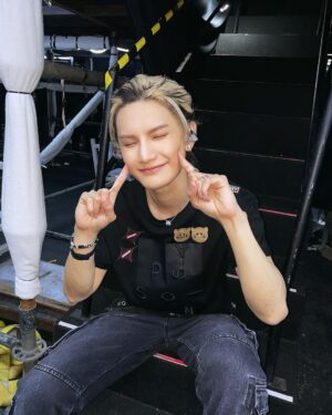 Jeremy Lee Instagram - 第十一場啦
越來越能夠在舞台上享受大家的熱情 
本身想下一場先po巨豬 
但係想到12場要俾特別嘅12人
儀式感都係要d😂

其實一直都想同呢個人做一個舞台 
但係好似一直都冇咩機會咁
一開始做fever嘅時候 
會覺得 如果都係自己一個做 件事會好悶 
有一個合作似乎可以令到整件事更加好
所以當由同姜濤兒合作 
變同大表哥提出合作嘅時候 
都開心 兩個都係想合作嘅對象 ❤️

當然大家一開始傾呢個表演 
目標已經好明確 我同巨龍風格上都真係好大分別 
而呢個分別我確信係會好好睇 
練習嘅時候 本身排舞俾宜家呢個版本更加辣🫣
後來改左小小 令到件事更加balance 

其實巨龍兄佢真係痴線㗎
係我地去完日本返黎之後 佢就開始節食 跑步
一路見到佢由大叔 變翻 v臉靚仔 真係靠努力同堅持 
我自問我做唔到 平時做Gym已經好辛苦 
但係佢真係一早起身跑步 跑完之後再做gym 地獄訓練
而去到真係呢個表演出現嘅時候
大家反應好好 我都覺得好開心 
因為有佢嘅堅持 呢個表演先可以更加有特色 
用返we all are歌詞 
真心的栽種最後會結果 
當然啦 屬於巨豬嘅舞台我相信不會只有這一個 
希望下次可以更加精彩❤️

咁我地12場再見啦 ❤️🚀

#mirrorweare #mirrorfeelthepassionconcerttour2024