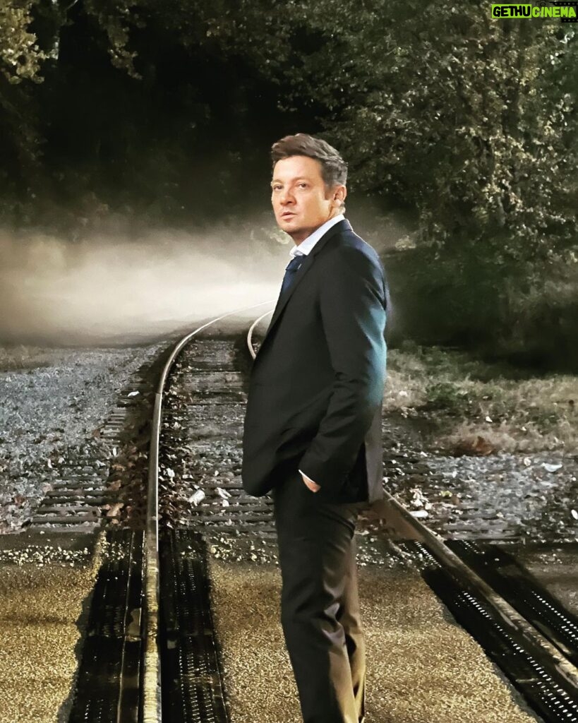 Jeremy Renner Instagram - Night shoot tonight for @mayorofkingstown @paramountplus What are you up to Friday night?