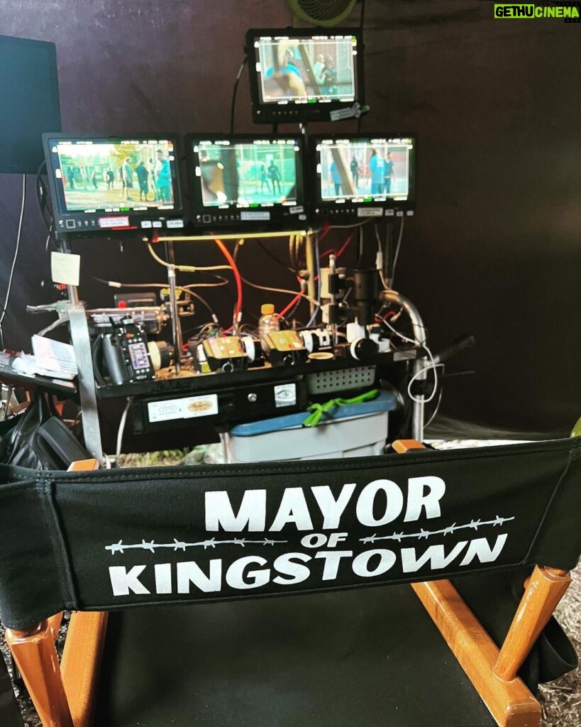 Jeremy Renner Instagram - Getting it done ✅ @mayorofkingstown @paramountplus We’re wishing you a happy Friday and a wonderful weekend!!