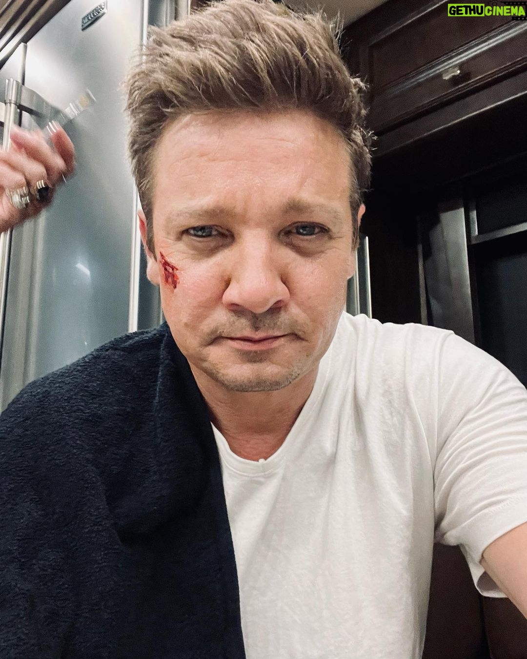 Jeremy Renner Instagram - Good day of work @mayorofkingstown @paramountplus Thank you to the cast and crew for yet another fun day on set !! Love you guys !
