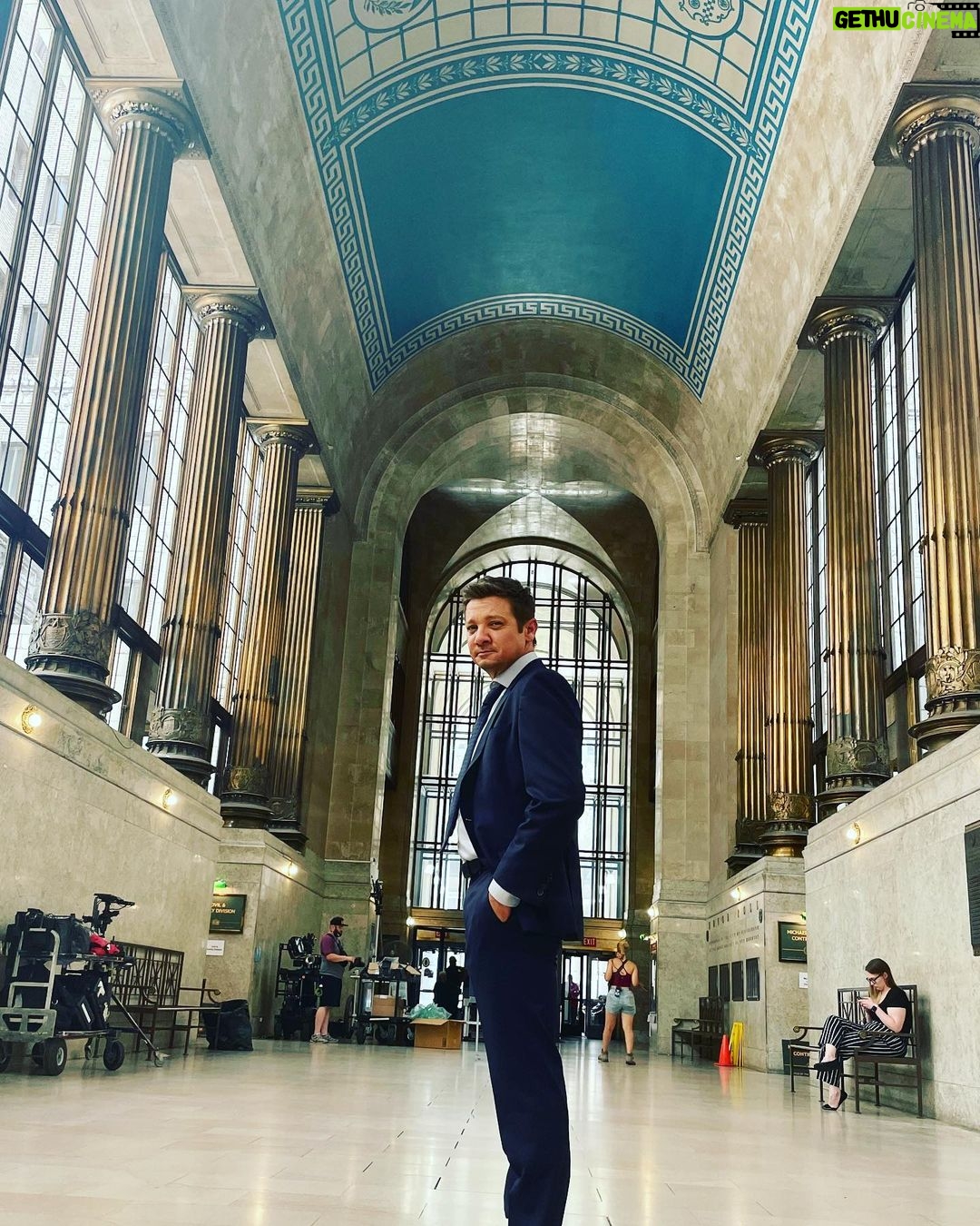 Jeremy Renner Instagram - BTS @mayorofkingstown @paramountplus Mid week negotiations…. How’s your week ??