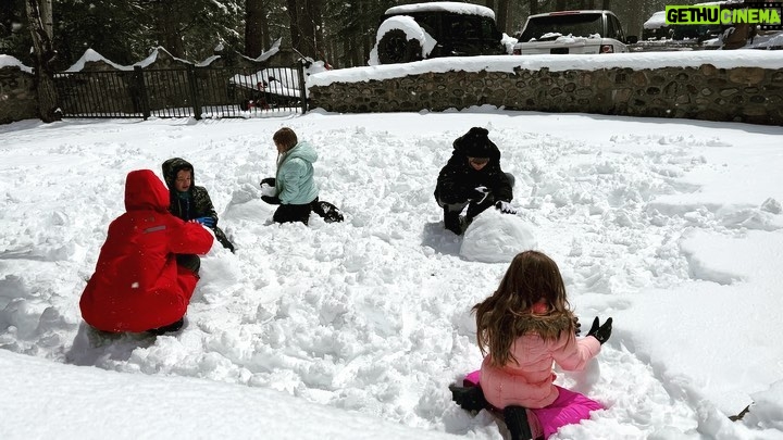 Jeremy Renner Instagram - What’s the best part of your week? A spring afternoon, family play session in the mountains? I’m with an Irish coffee/cocoa on the sidelines #reno #laketahoe #waitingforheat ❤️❤️❤️