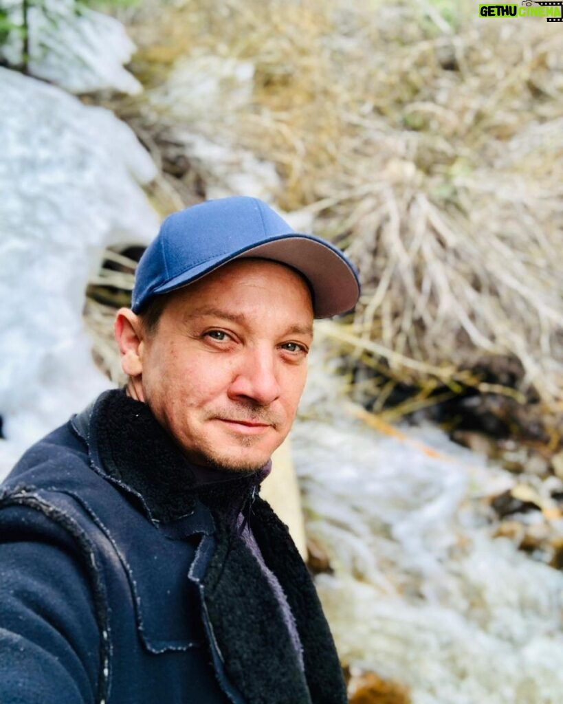 Jeremy Renner Instagram - Wishing you all a wonderful Easter weekend !! Happy hunting….