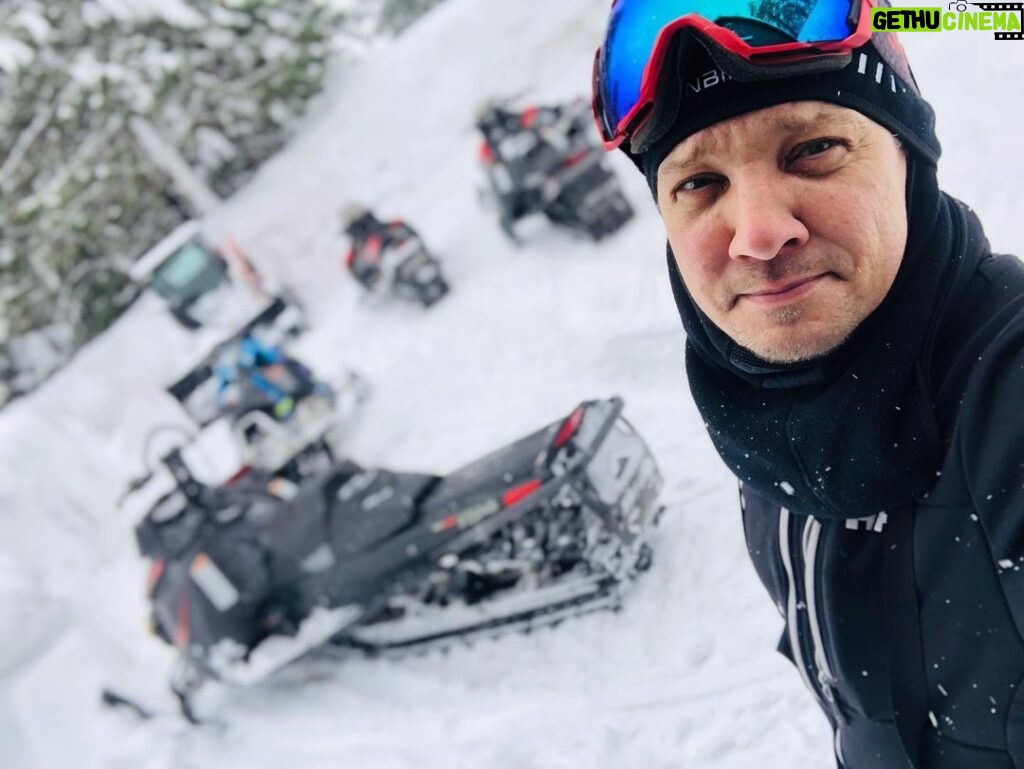 Jeremy Renner Instagram - How are your holidays ? ⛄️🎄⛄️ #tahoe #reno #snowmagedon