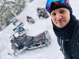 Jeremy Renner Instagram - How are your holidays ? ⛄️🎄⛄️ #tahoe #reno #snowmagedon