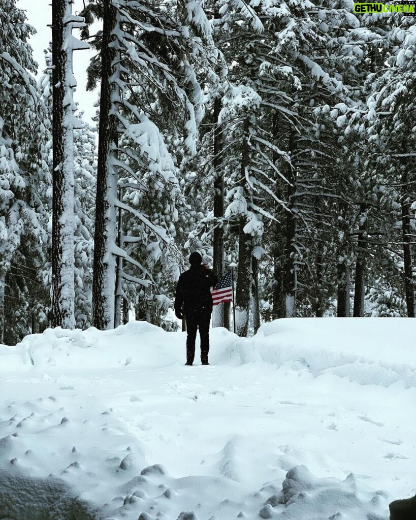 Jeremy Renner Instagram - Tahoe snow ❄️ has arrived in time to share a very merry and WHITE Christmas with family and friends this year !!!