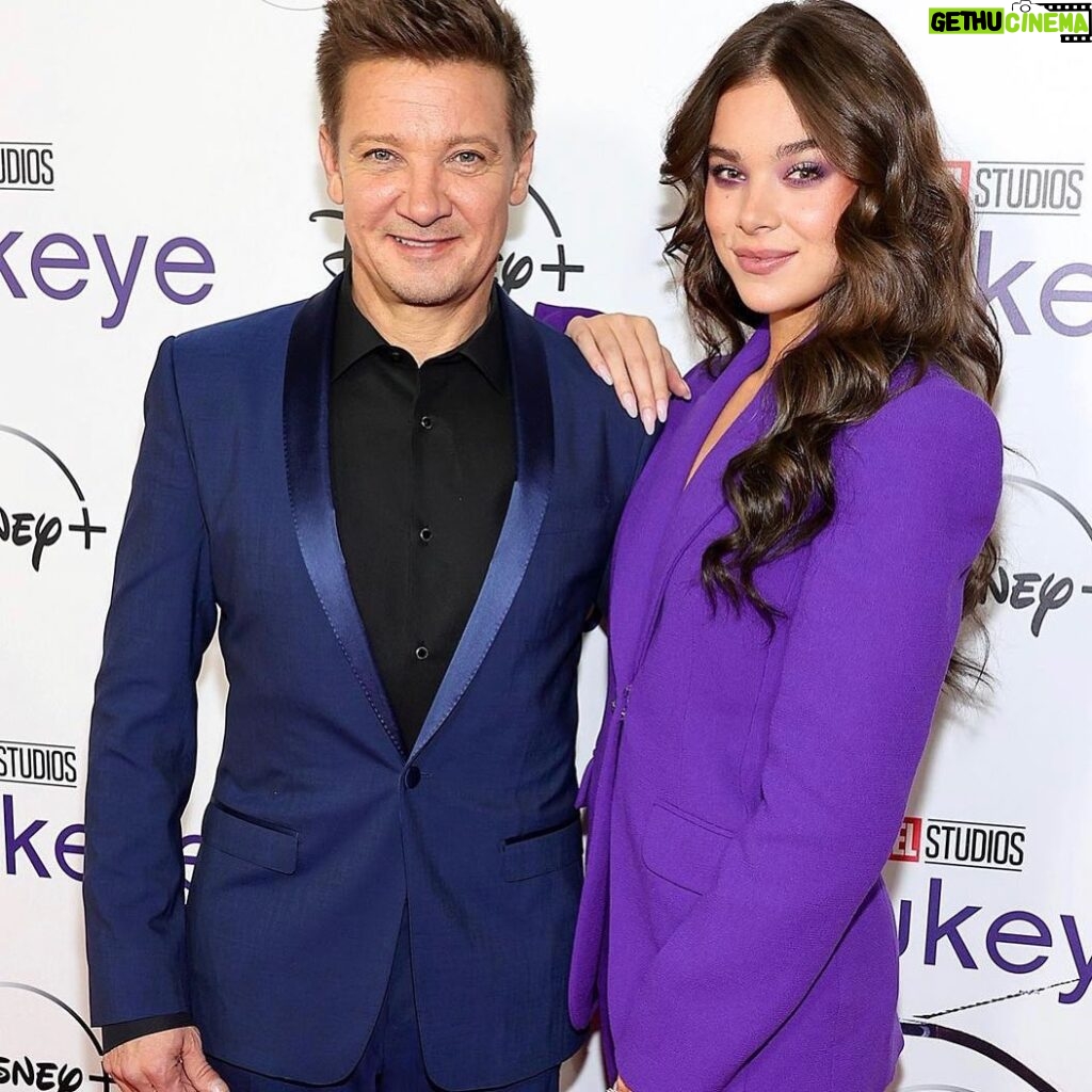 Jeremy Renner Instagram - NYC fan screening with @haileesteinfeld ❤️🏹❤️. First two episodes available tomorrow on @disneyplus @marvel