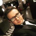 Jeremy Renner Instagram - Cheers to a wonderful weekend . Nearly time to celebrate a long, full year of hard work with a lot of amazing people @haileesteinfeld @marvel @disneyplus FEW DAYS TO GO!!