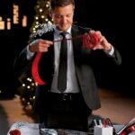 Jeremy Renner Instagram – The best present 🎁 this holiday comes with a bow 🏹 @disneyplus @marvel  THANK YOU to the fans and your undying support !🙏🙏🙏