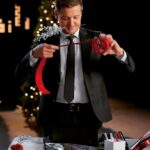 Jeremy Renner Instagram - The best present 🎁 this holiday comes with a bow 🏹 @disneyplus @marvel THANK YOU to the fans and your undying support !🙏🙏🙏