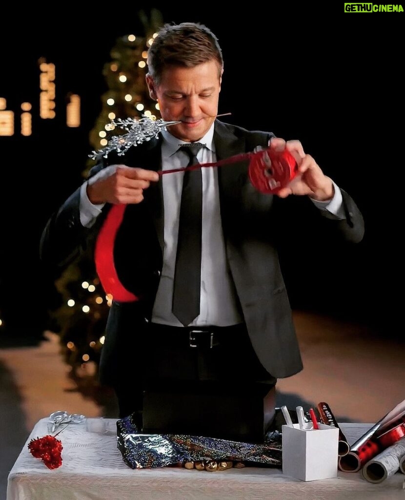 Jeremy Renner Instagram - The best present 🎁 this holiday comes with a bow 🏹 @disneyplus @marvel THANK YOU to the fans and your undying support !🙏🙏🙏