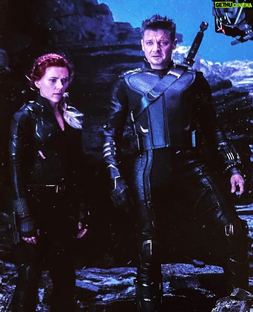 Jeremy Renner Instagram - Looking back at this moment in time with scarjo !!! #tbt #❤️