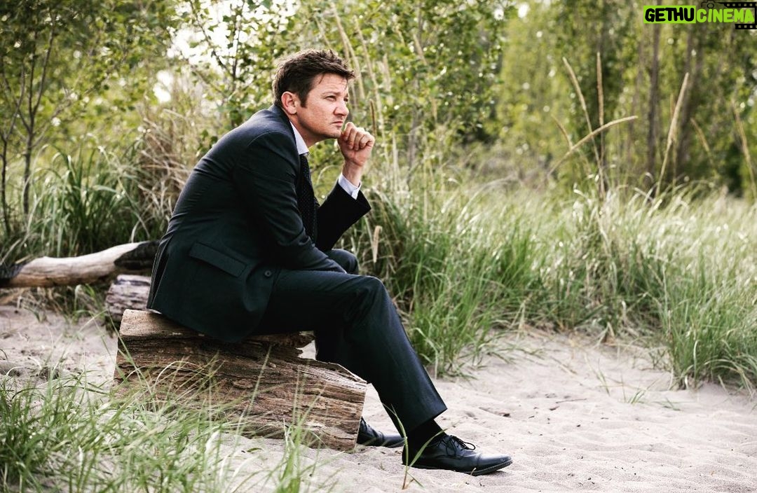 Jeremy Renner Instagram - Happy Saturday everyone!!! #bts @mayorofkingstown @paramountplus photo @emersonmiller