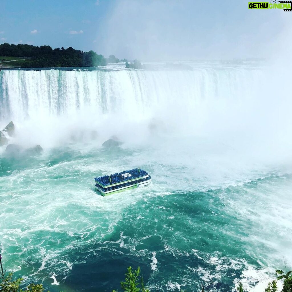 Jeremy Renner Instagram - Beautiful Niagara Falls . Shared a needed day off with loved ones ❤️