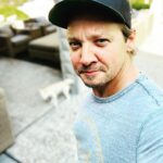 Jeremy Renner Instagram - Find some quality time this weekend with quality people @sweetgrassvodka #happyfriday #sharedexperiences