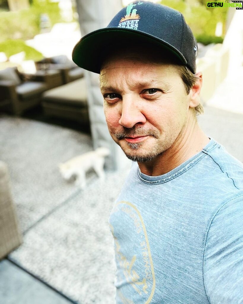 Jeremy Renner Instagram - Find some quality time this weekend with quality people @sweetgrassvodka #happyfriday #sharedexperiences