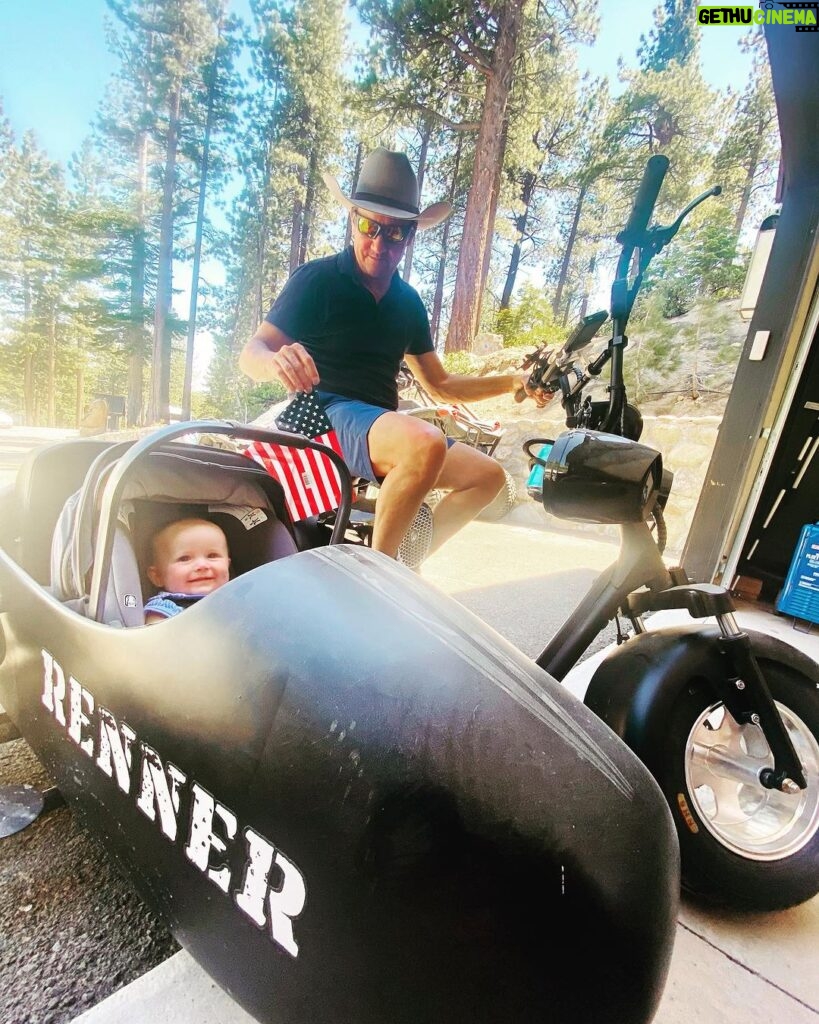 Jeremy Renner Instagram - Wishing you all a very happy weekend ! #reno #tahoe #family